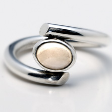Oval mother of pearl stone set in a twist 