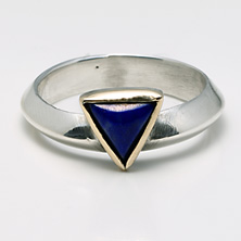 Triangular section band with triangular lapis lazuli set in yellow gold 